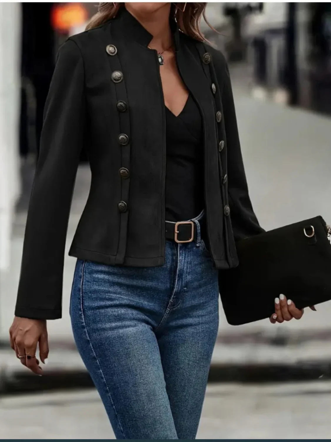 Une veste élégante avec un design de boutons inhabituel et des manches longues pour des looks modernes