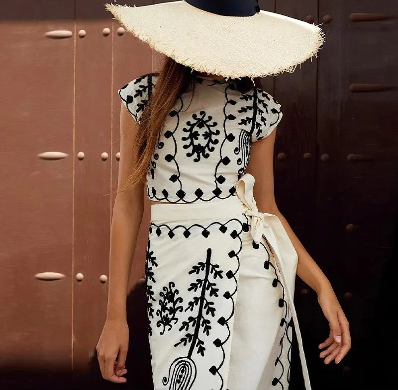 Ensemble deux pièces avec haut sans manches et jupe longue à motifs