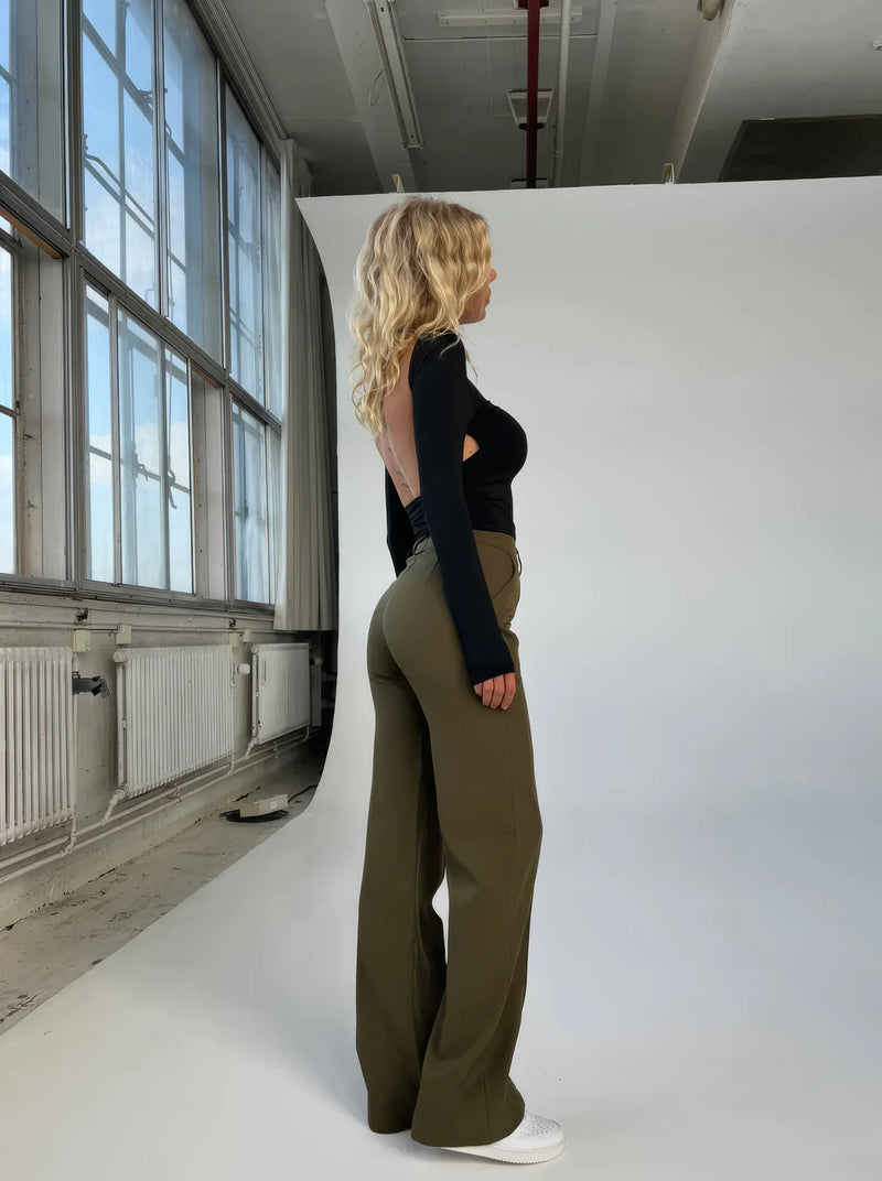 Pantalon femme évasé tendance au style contemporain