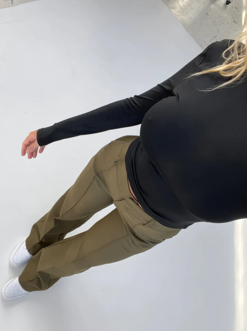 Pantalon femme évasé tendance au style contemporain