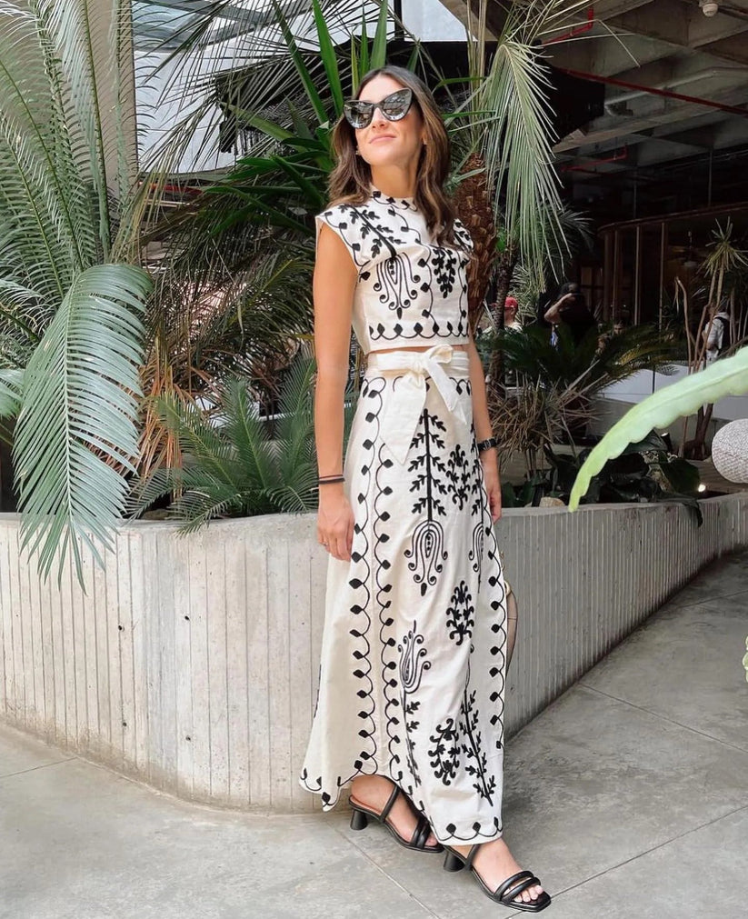 Ensemble deux pièces avec haut sans manches et jupe longue à motifs