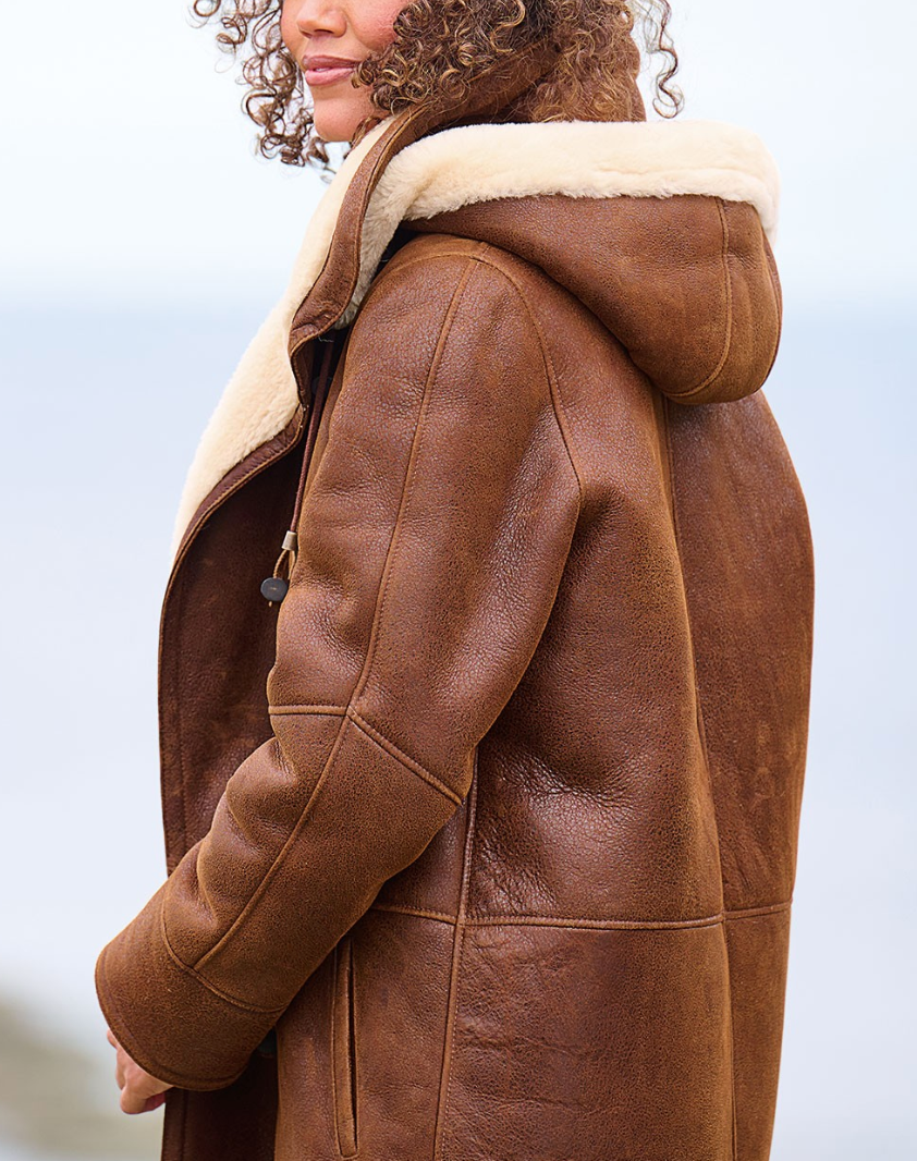 Manteau longue pour femme avec capuche et style élégant
