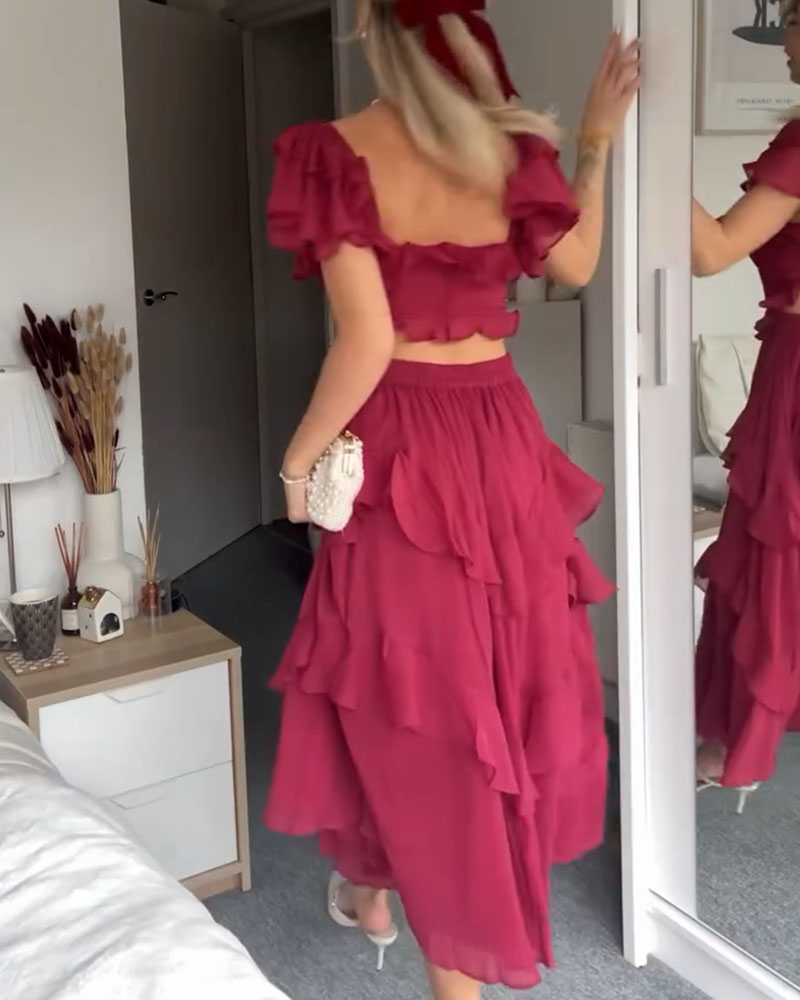 Robe courte à volants avec encolure carrée