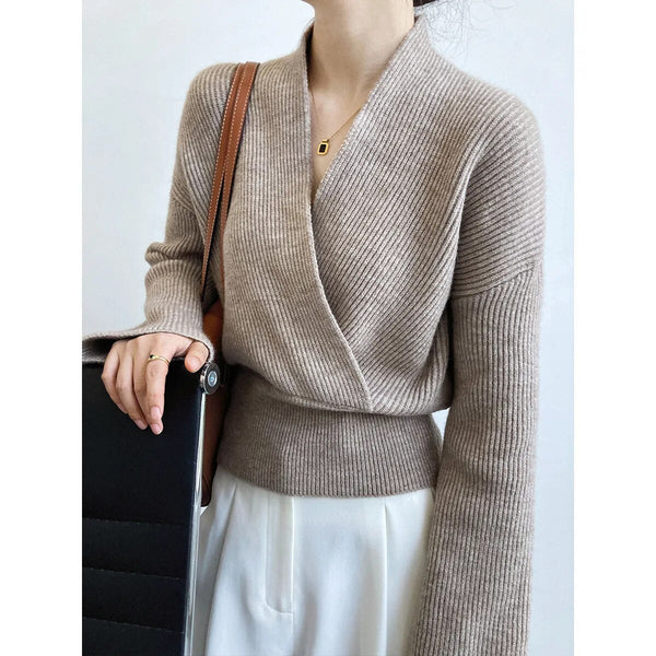 Pull croisé élégant avec décolleté profond