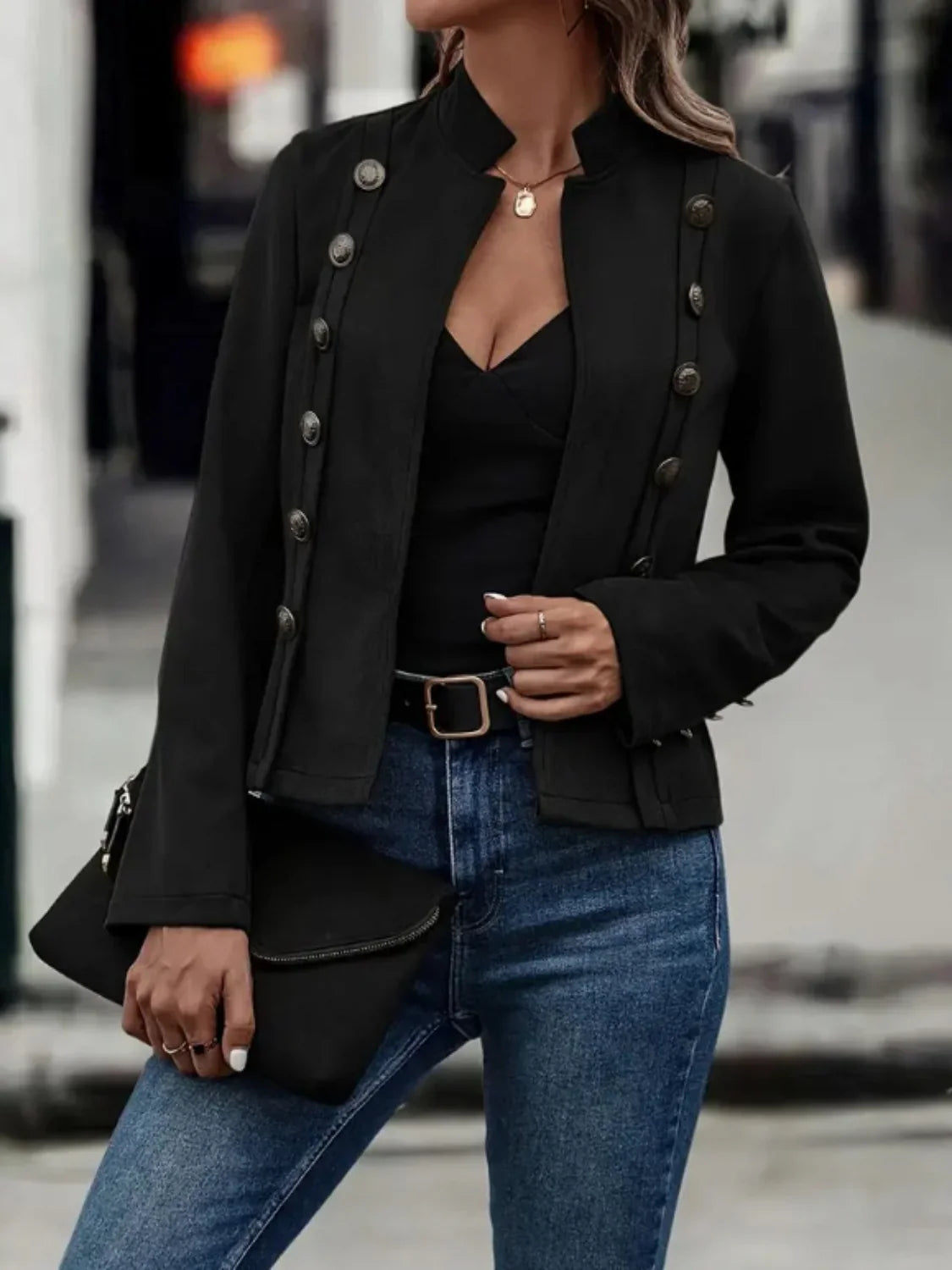 Une veste élégante avec un design de boutons inhabituel et des manches longues pour des looks modernes