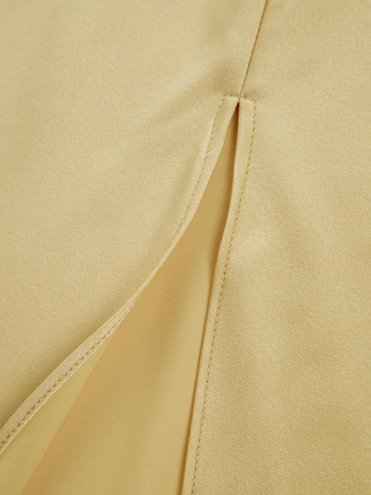 Robe longue élégante avec col halter et fente haute