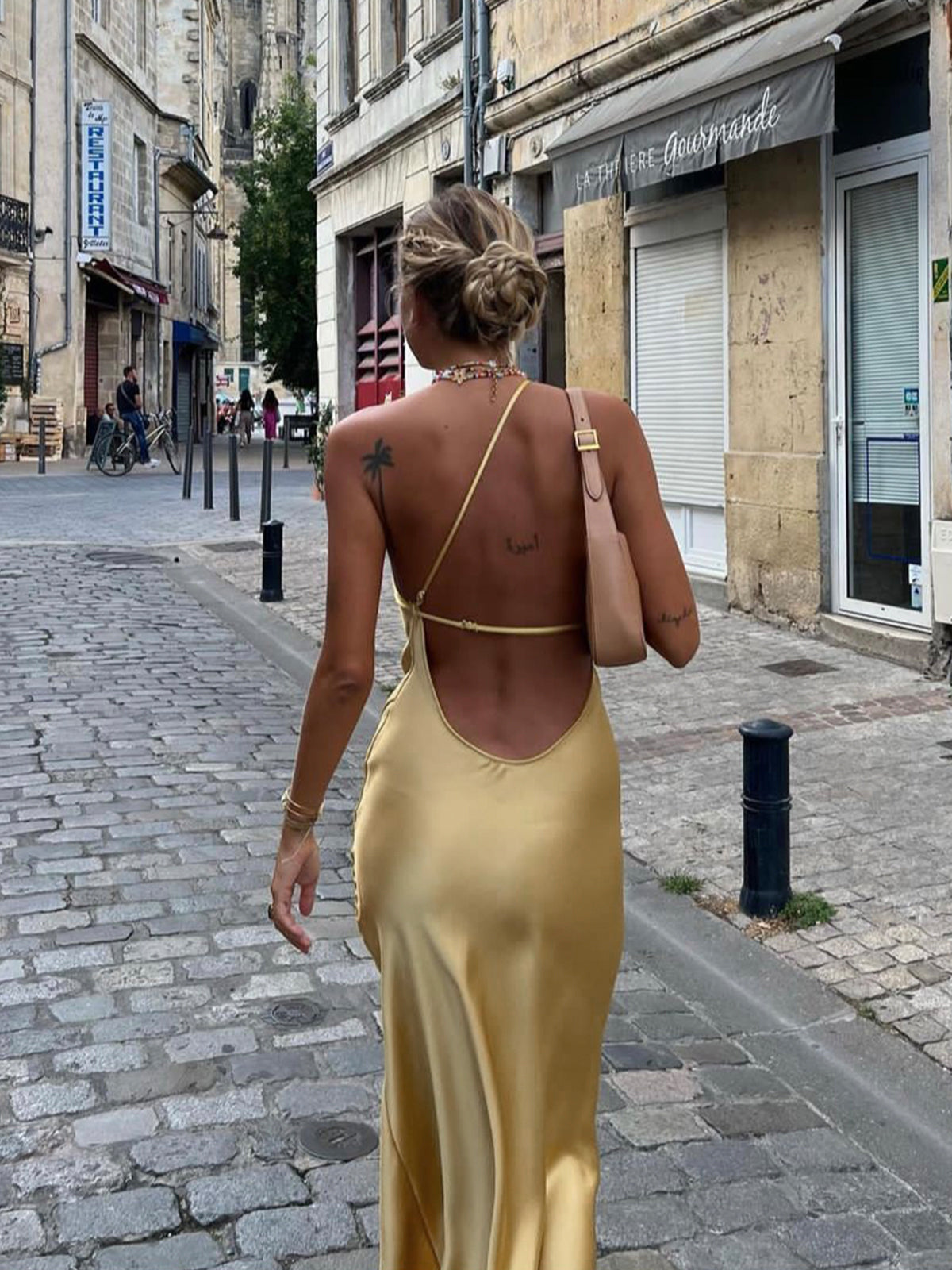 Robe longue élégante avec col halter et fente haute