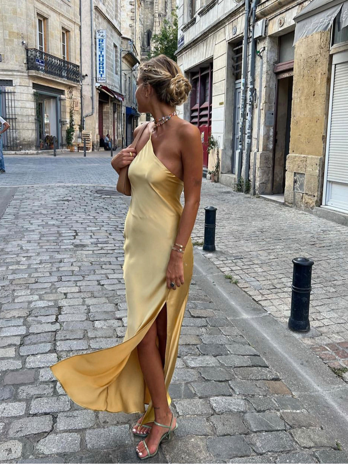 Robe longue élégante avec col halter et fente haute