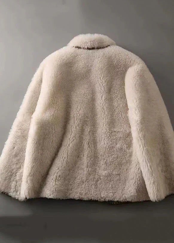 Manteau ajusté élégant avec poches plaquées et design unique