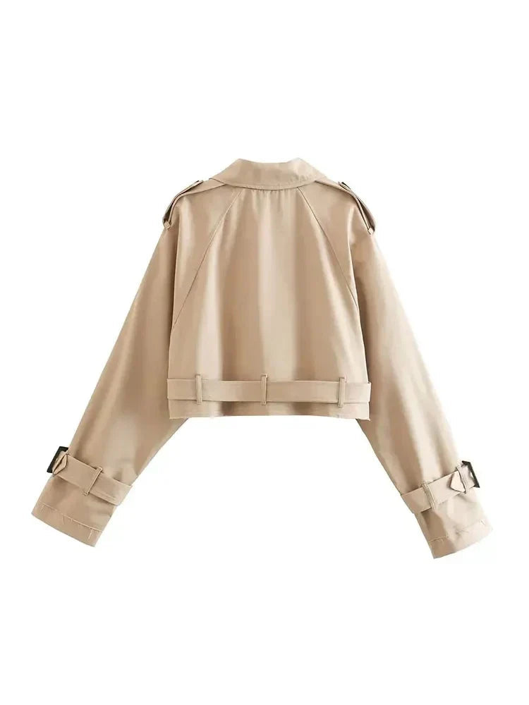Trench court pour femme idéal pour un regarder élégant et tendance