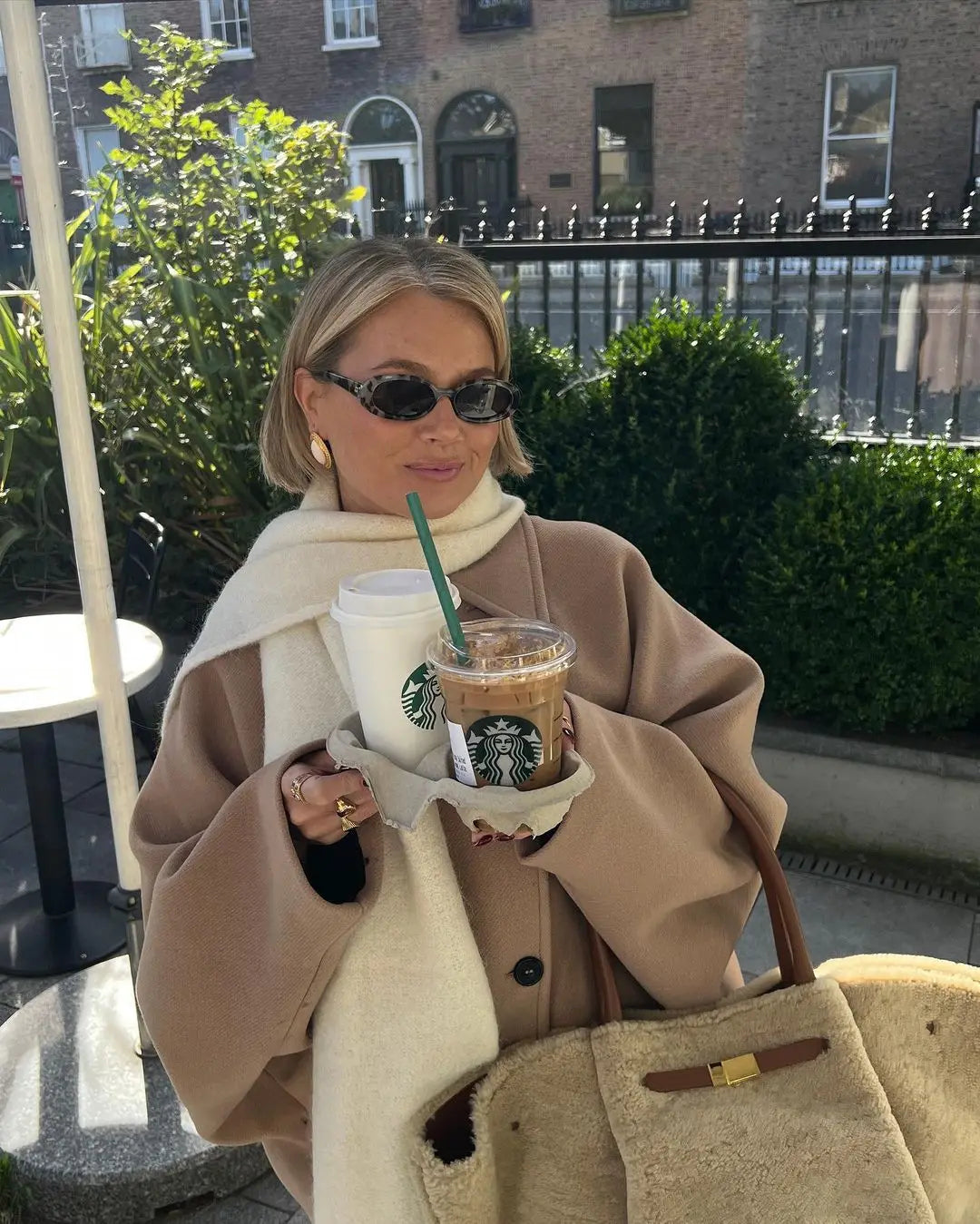 Manteau court ample et chic pour femme avec boutons et col à revers