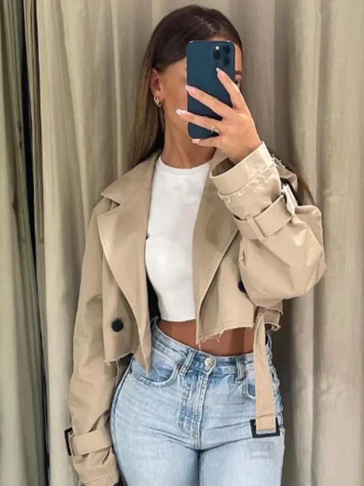 Trench court pour femme idéal pour un regarder élégant et tendance