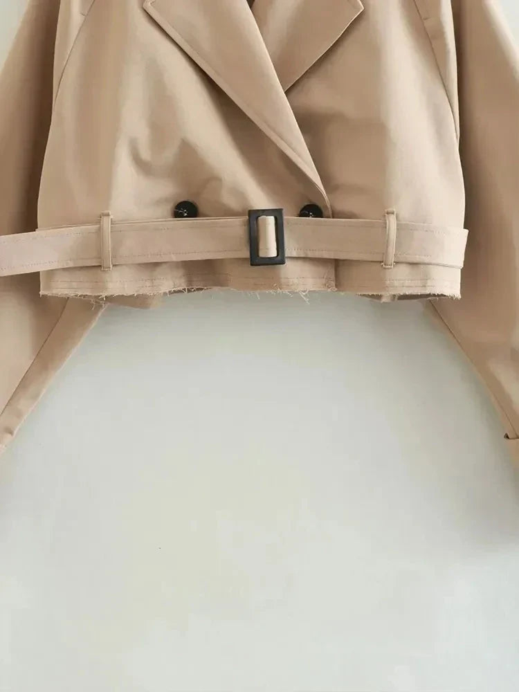Trench court pour femme idéal pour un regarder élégant et tendance