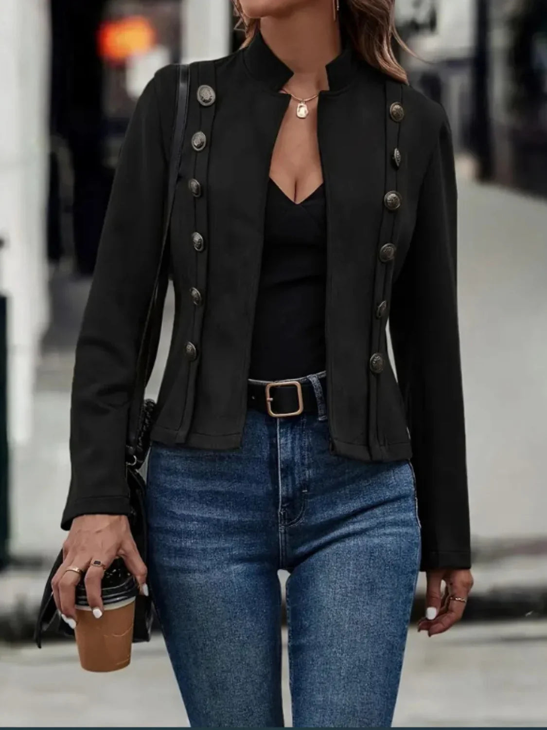 Une veste élégante avec un design de boutons inhabituel et des manches longues pour des looks modernes