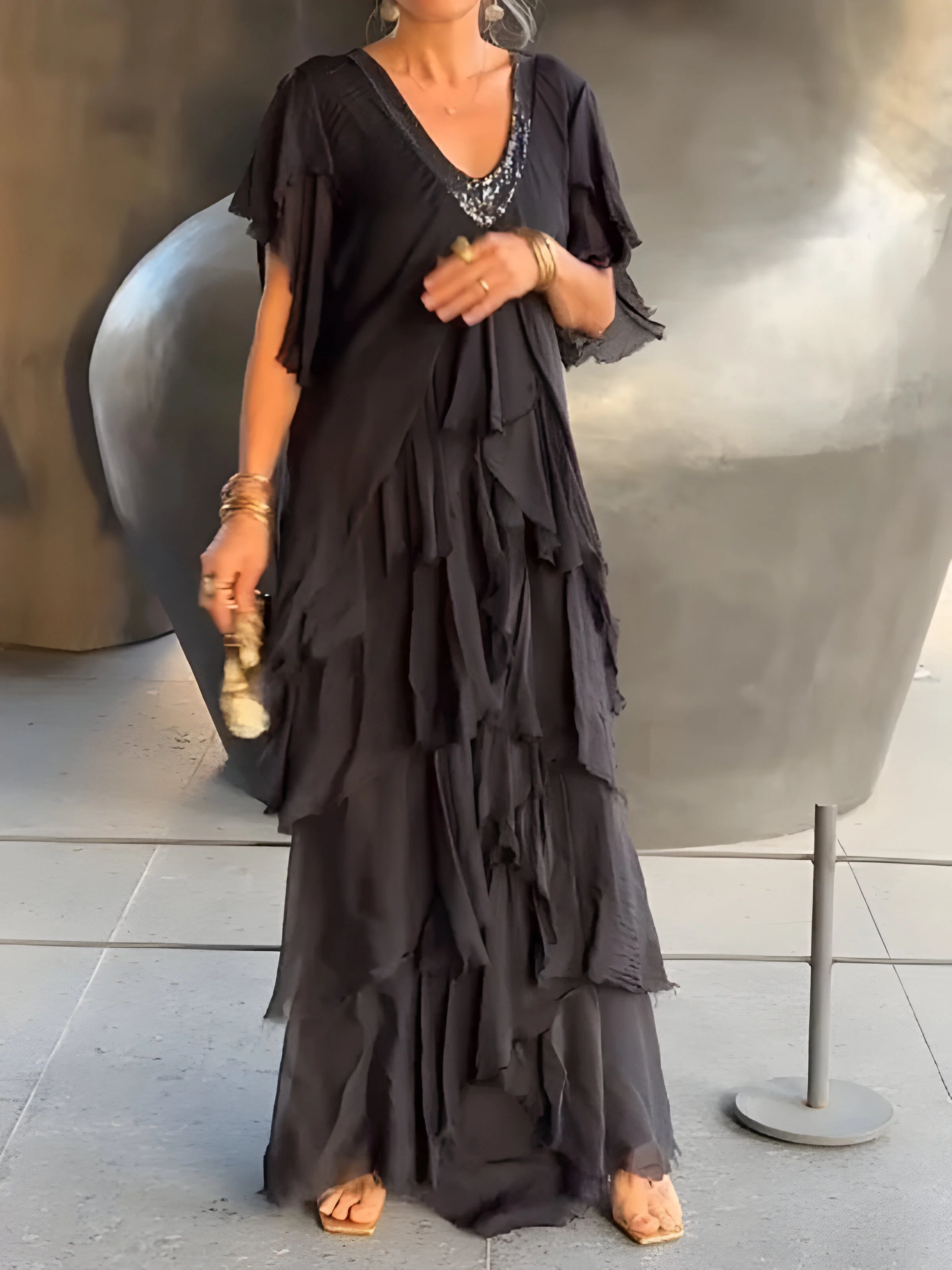 Robe fluide plissée avec décolleté en V, parfaite pour une allure sophistiquée