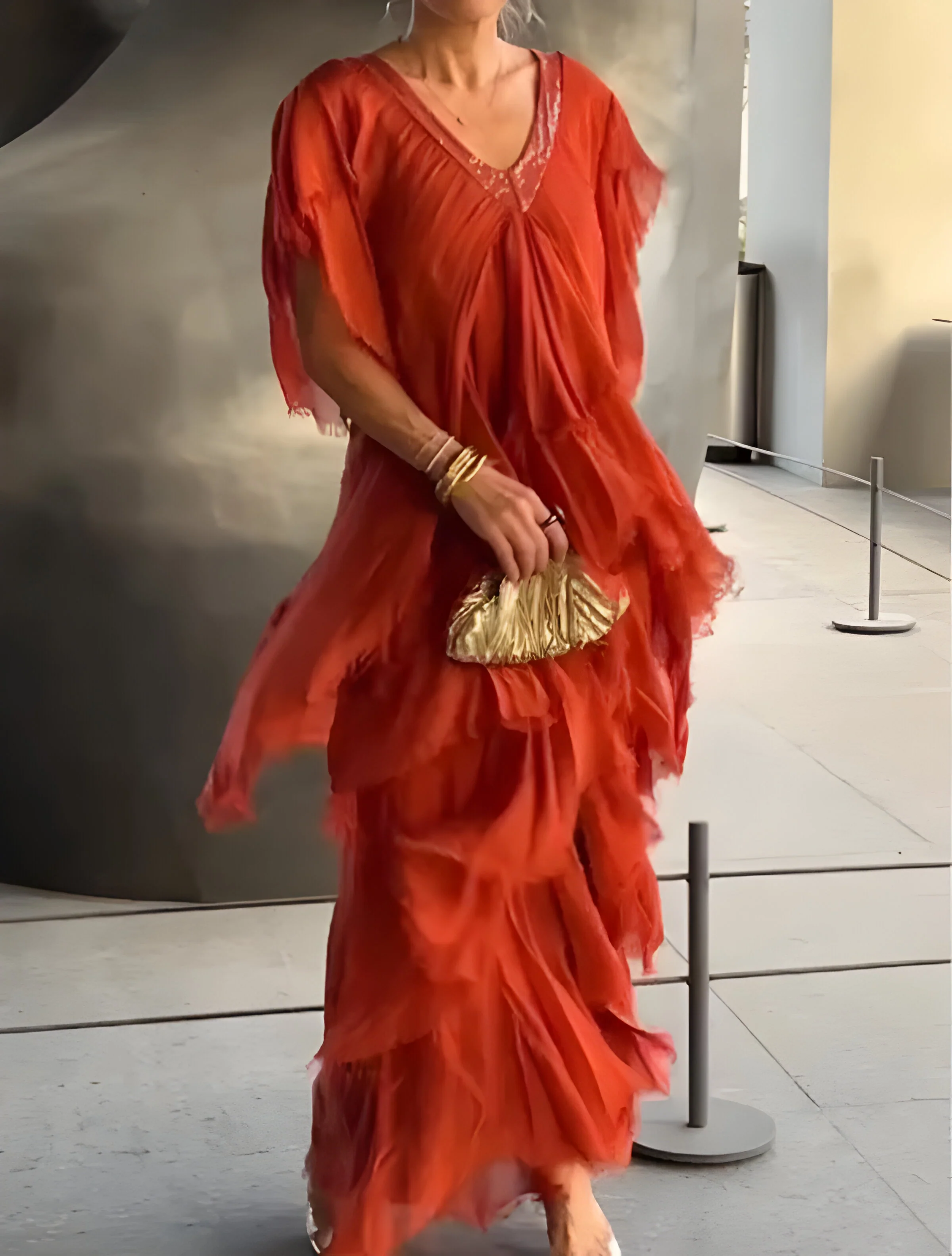 Robe fluide plissée avec décolleté en V, parfaite pour une allure sophistiquée