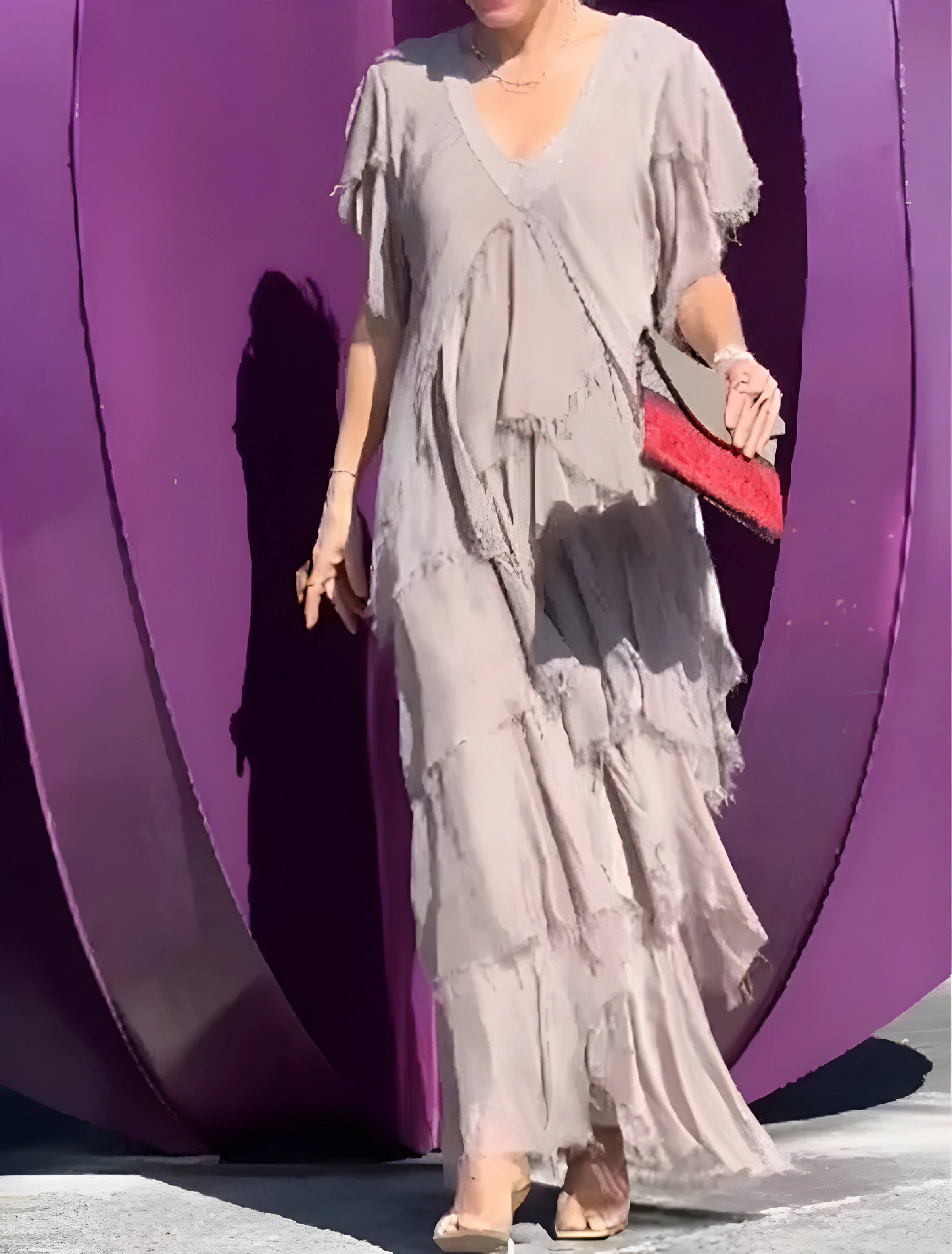 Robe fluide plissée avec décolleté en V, parfaite pour une allure sophistiquée