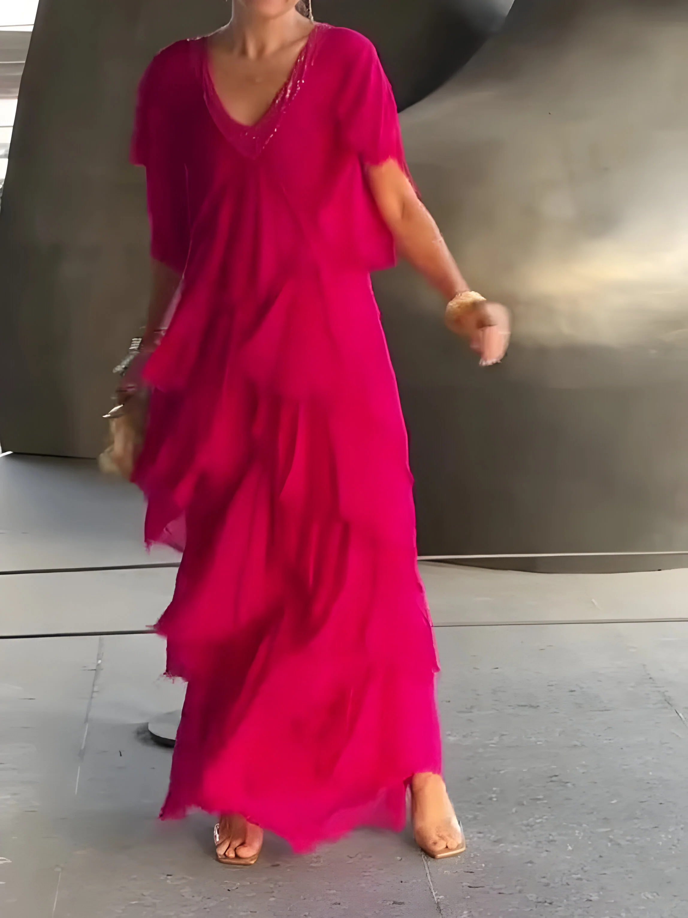 Robe fluide plissée avec décolleté en V, parfaite pour une allure sophistiquée