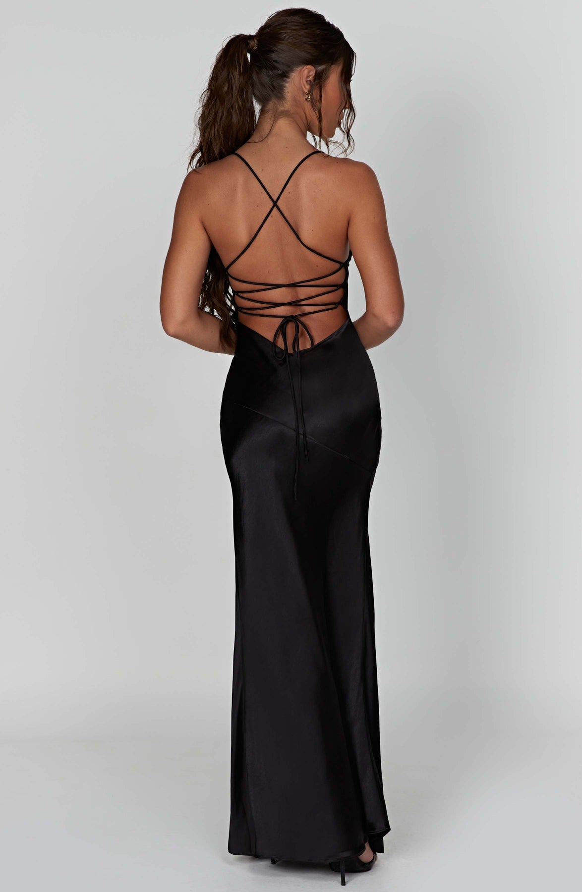 Robe longue de soirée avec décolleté profond fente haute et dos ouvert