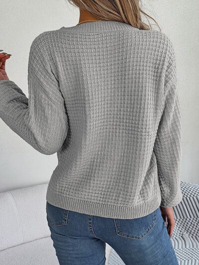 Pull élégant avec des motifs tissés et de délicats détails de perles