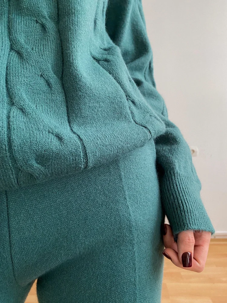 Ensemble élégant : pull douillet avec pantalon