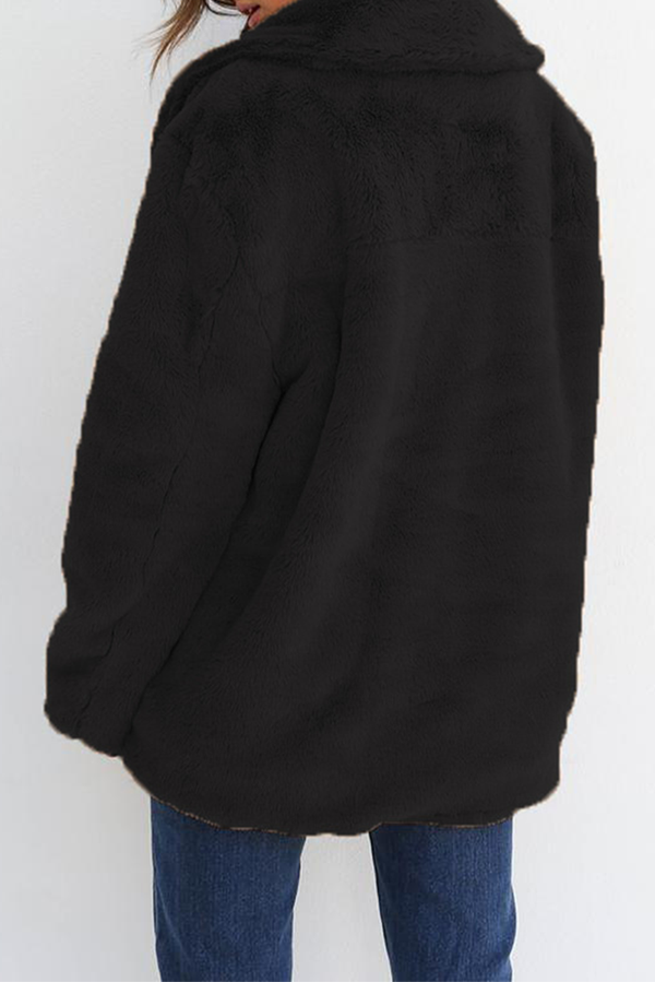 Manteau Élégant à Col Rabattu et Détail Fendu – Style et Polyvalence