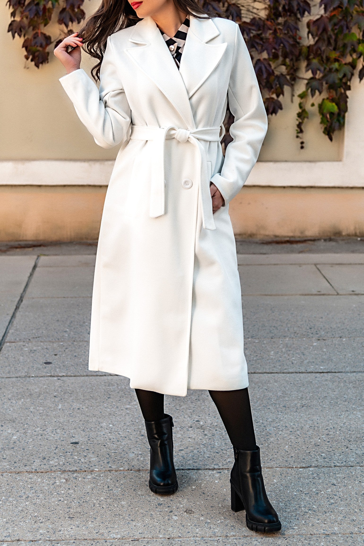 Manteau longue chic pour femme avec boutons et coupe élégante