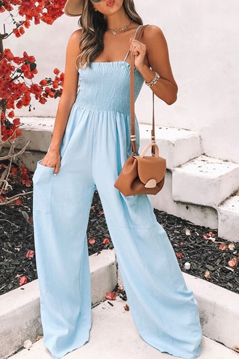 Combinaison d’été élégante avec bretelles fines et pantalon large parfaite pour un style tendance