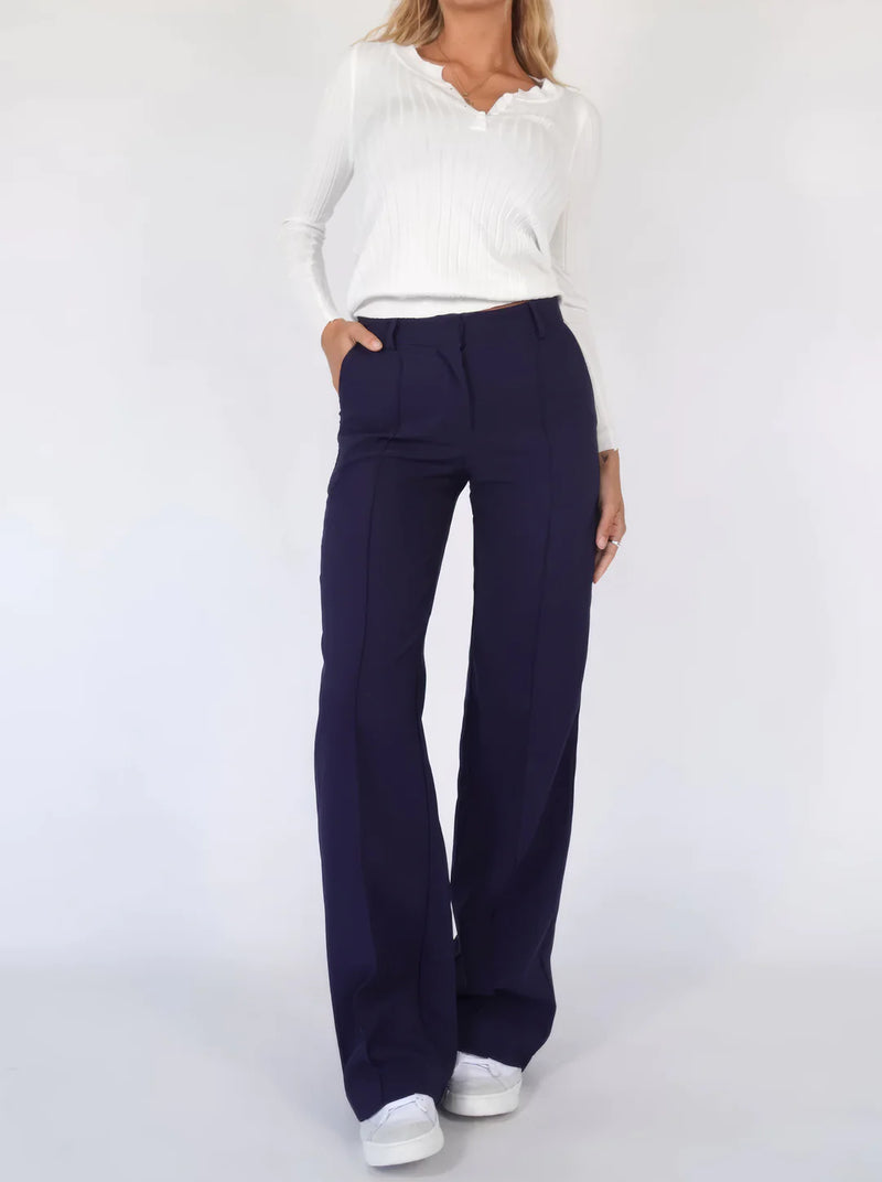 Pantalon femme évasé tendance au style contemporain