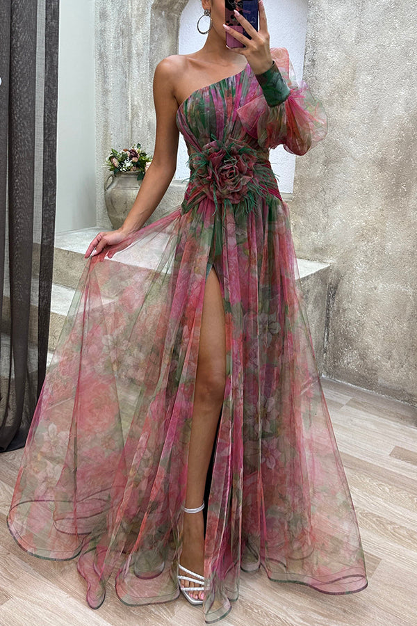 Paula - Robe longue fendue avec épaule asymétrique et plissée en tulle à fleurs