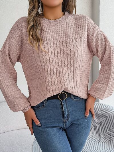 Pull élégant avec des motifs tissés et de délicats détails de perles