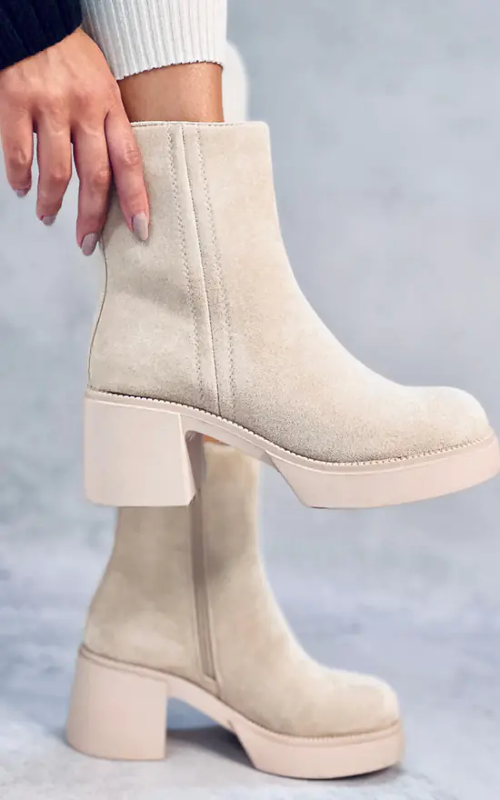 Confort et élégance : Bottines beiges pour des pas stylés