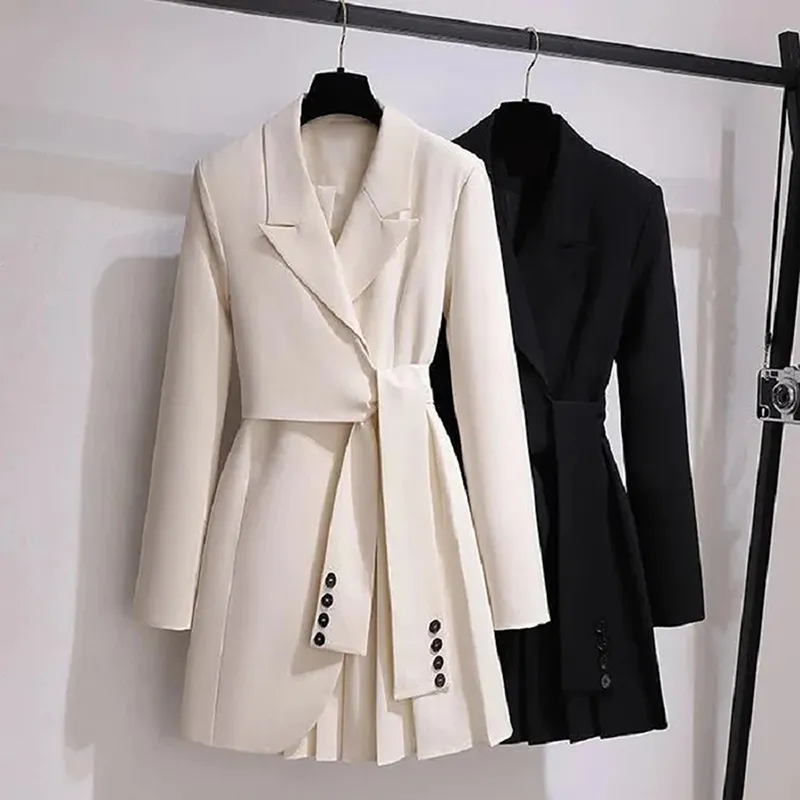 Manteau élégant de style trench à coupe ajustée