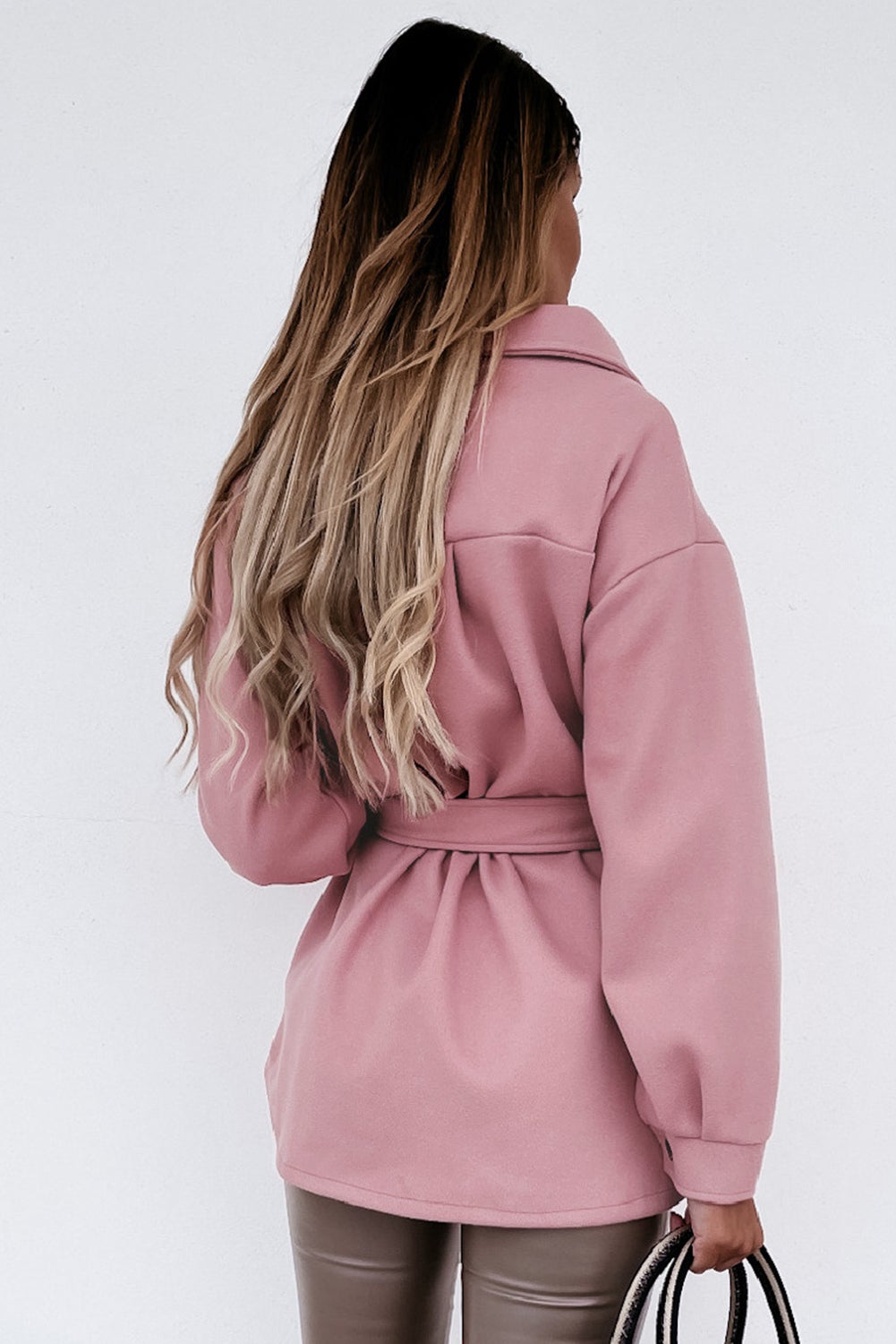 Manteau rose élégant avec boutons