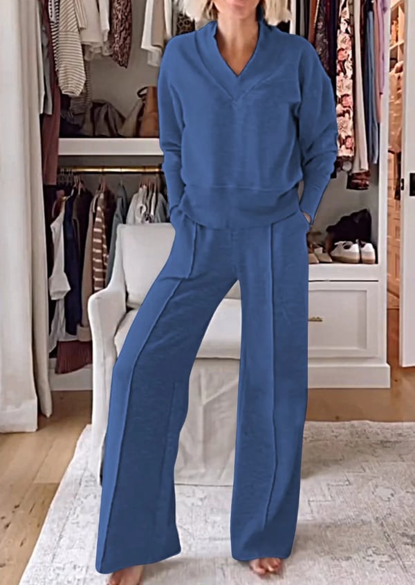 Costume femme stylé : haut col V et pantalon