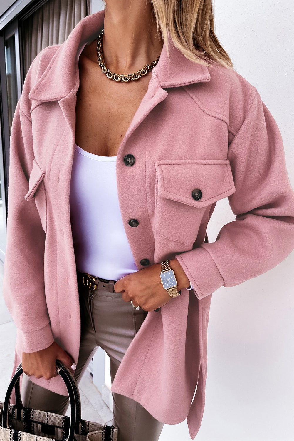 Manteau rose élégant avec boutons