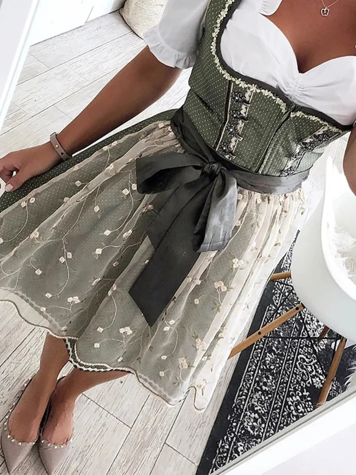 Ensemble trois pièces style Dirndl : robe avec décor en dentelle et pois