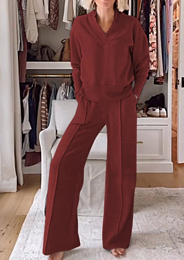 Costume femme stylé : haut col V et pantalon