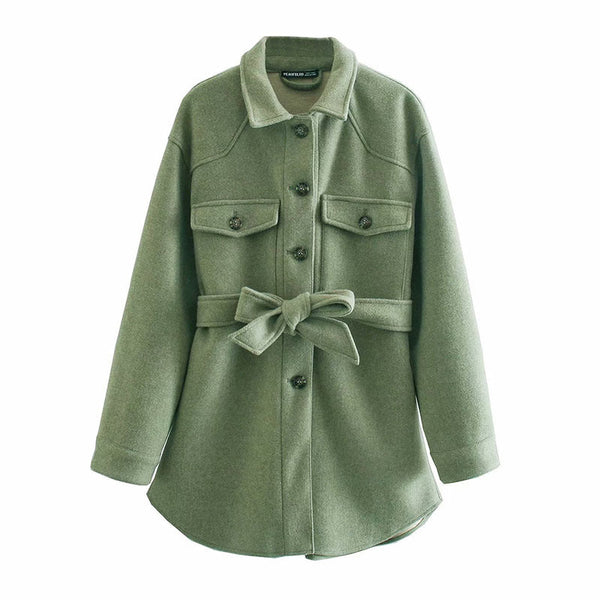 Un manteau moderne avec un col classique est le choix parfait pour créer des apparence décontractés