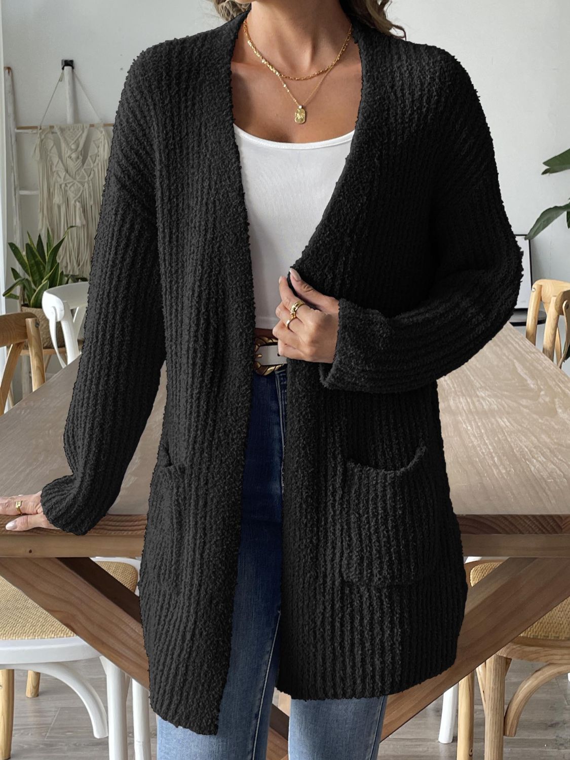 Un cardigan pratique à manches longues et au design ouvert unique pour un usage quotidien