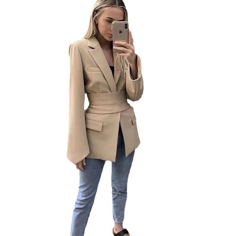 Veste ceinturée : la solution parfaite pour créer une silhouette sophistiquée