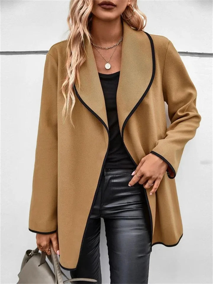 Manteau confortable pour la saison froide avec un accent tendance