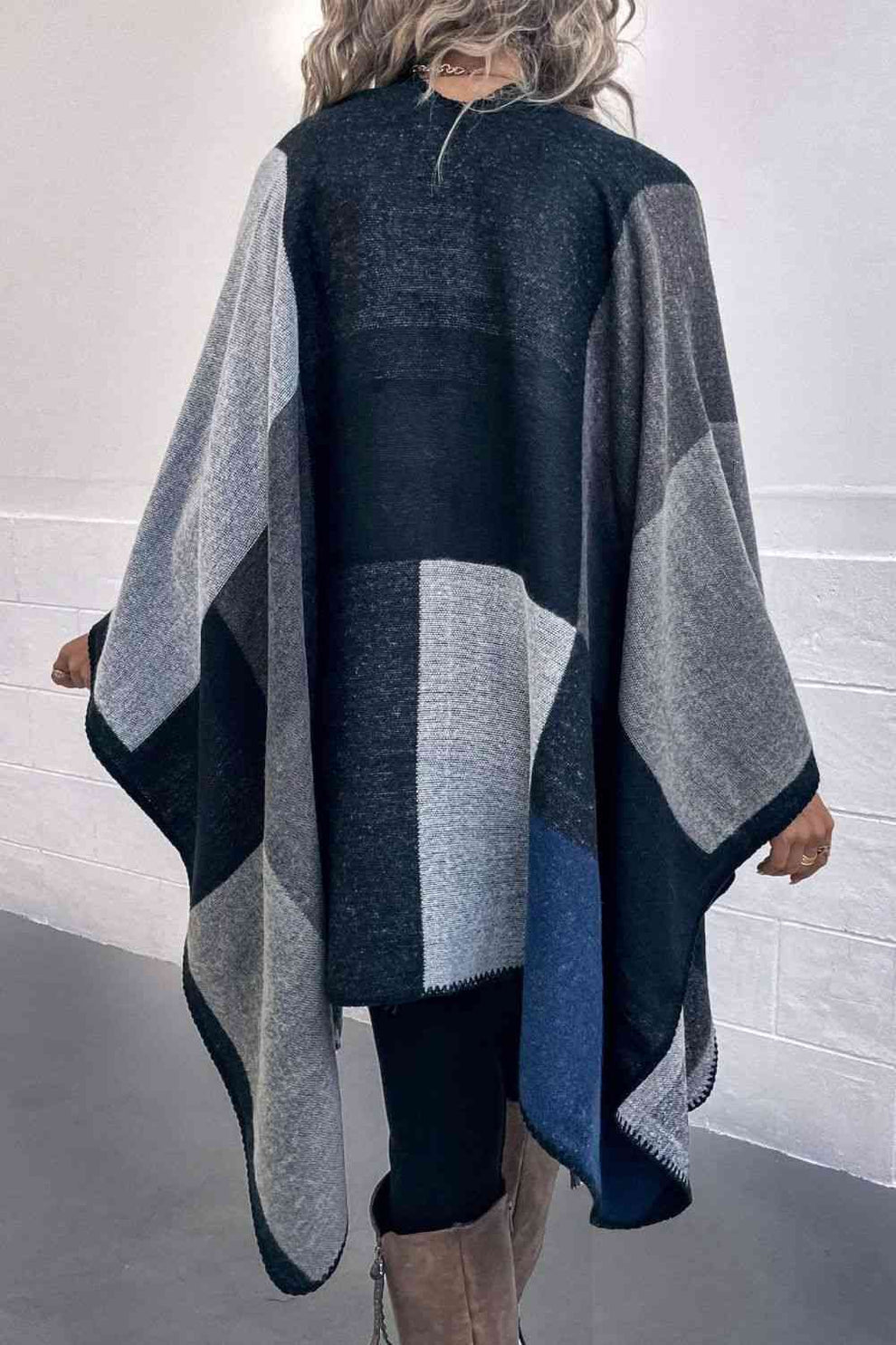 Poncho lumineux ouvert sur le devant et empiècements multicolores