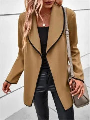 Manteau confortable pour la saison froide avec un accent tendance