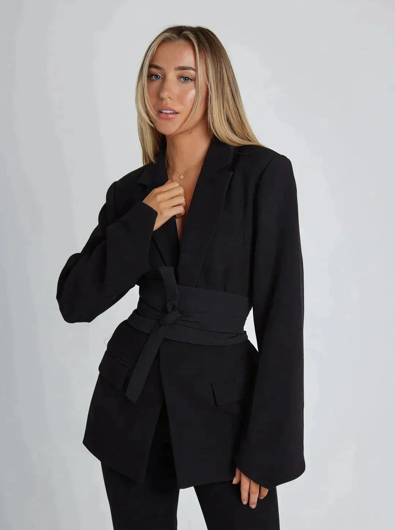 Blazer élégant pour femme avec ceinture et revers