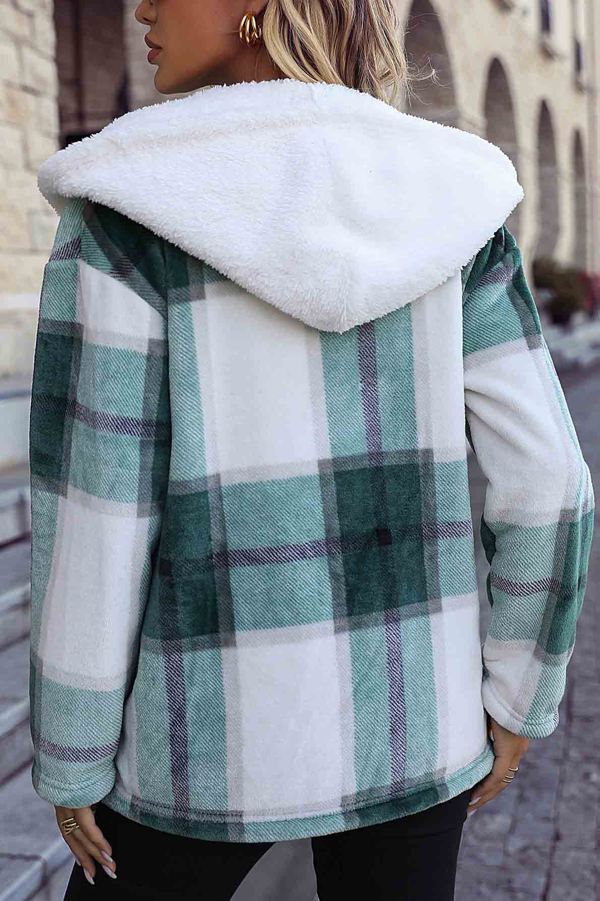 Manteau élégant avec capuche et fermeture boutonnée soignée