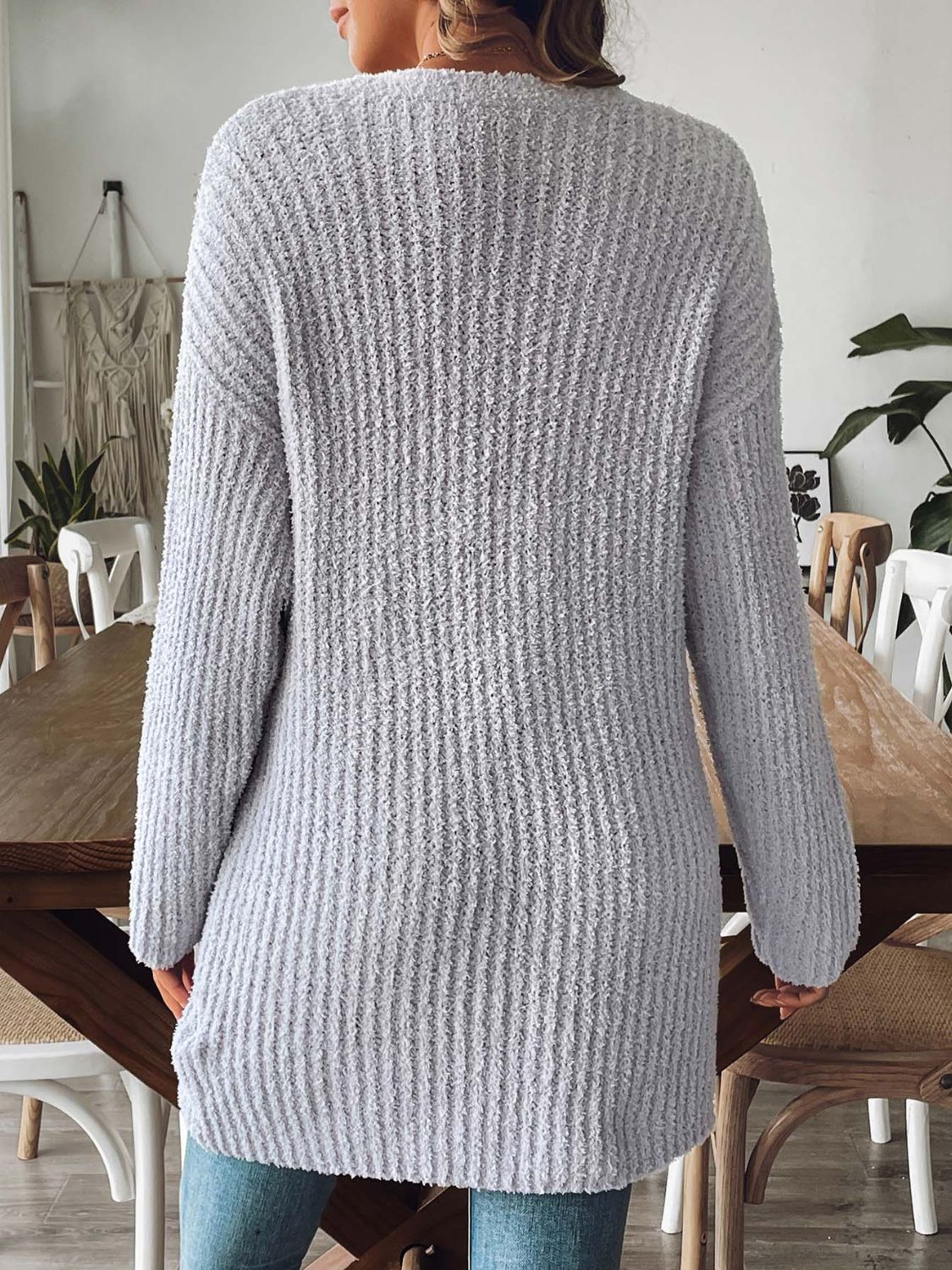 Un cardigan pratique à manches longues et au design ouvert unique pour un usage quotidien