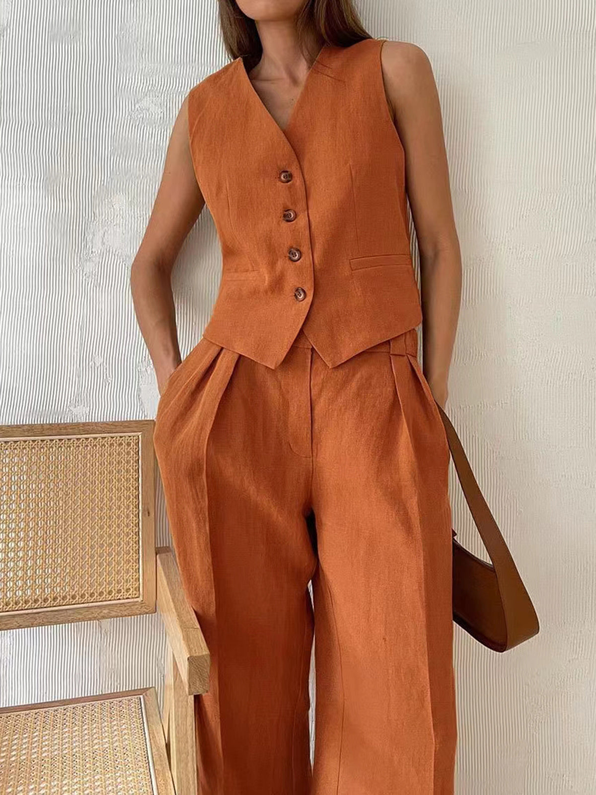 Ensemble estival chic composé d’un pantalon large et d’un gilet boutonné classique