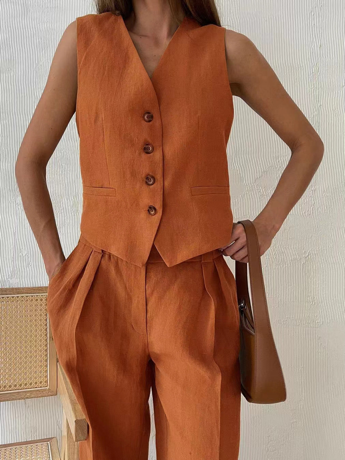 Ensemble estival chic composé d’un pantalon large et d’un gilet boutonné classique