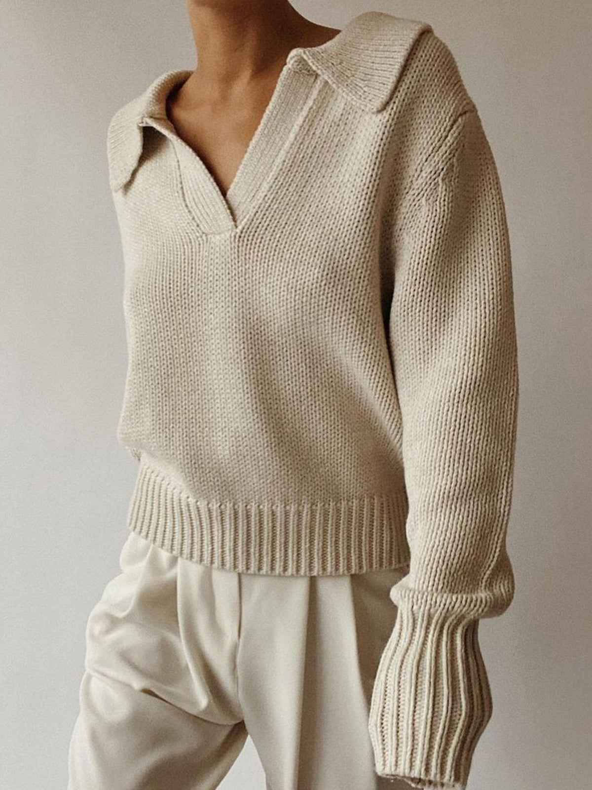 Pull femme avec col à revers et texture côtelée pour un regarder élégant